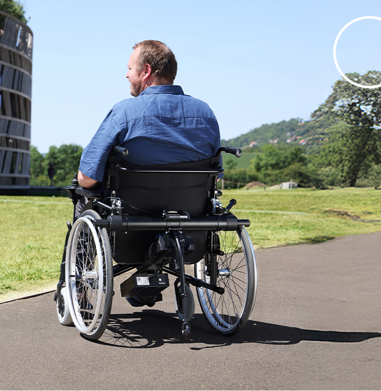 Un homme dans un fauteuil roulant