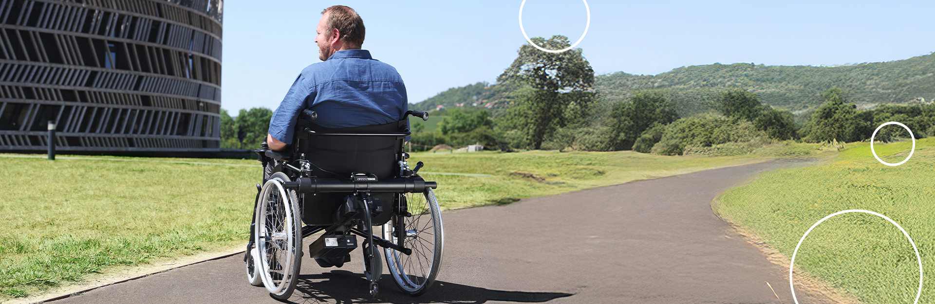 Un homme dans un fauteuil roulant