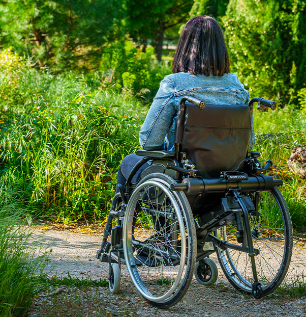  fauteuil roulant électrique sur un fond rose 
