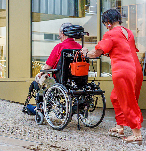  fauteuil roulant électrique sur un fond rose 