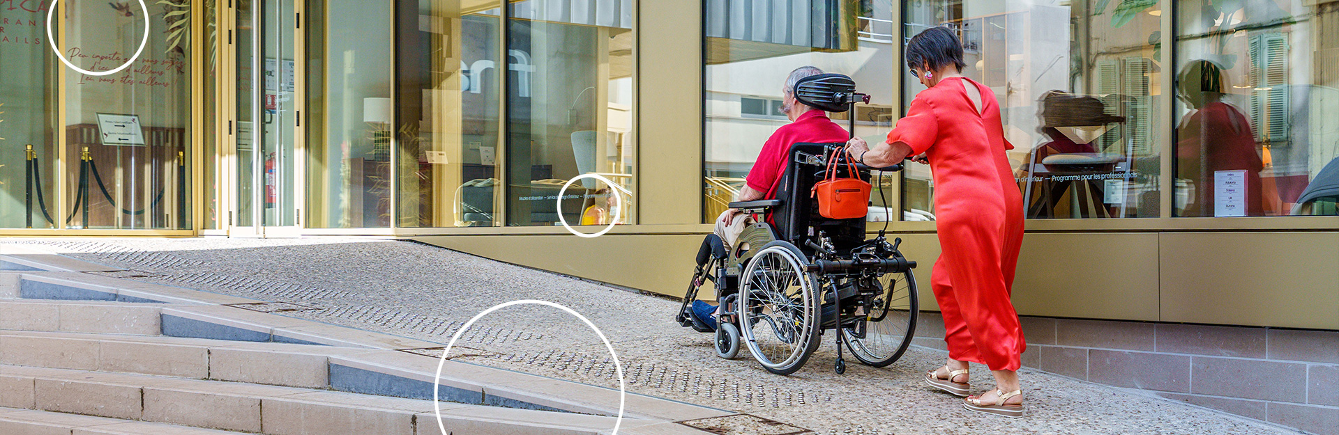  fauteuil roulant électrique sur un fond rose 