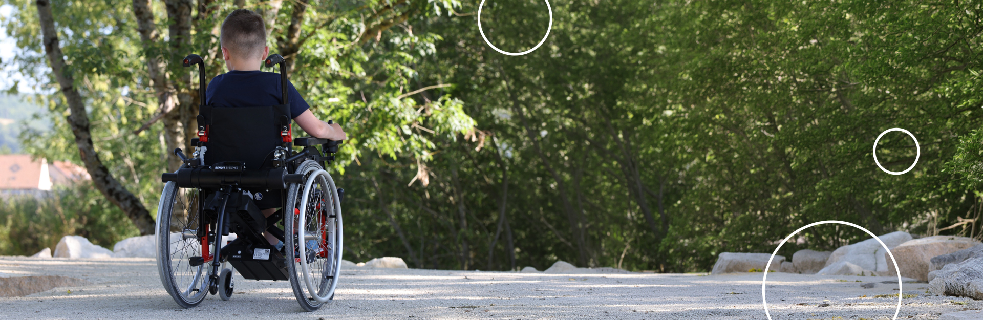  fauteuil roulant électrique sur un fond rose 