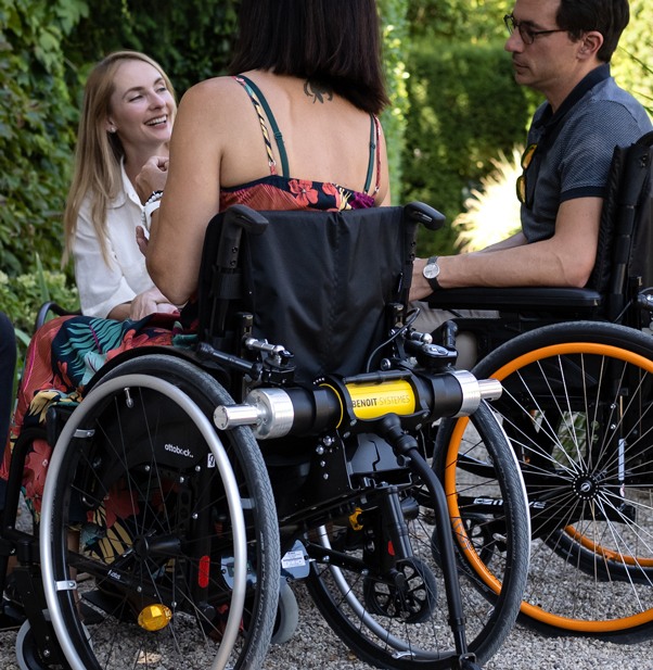 Femme dans un fauteuil roulant avec une motorisation Minotor 2.1 de Benoit Systemes. 