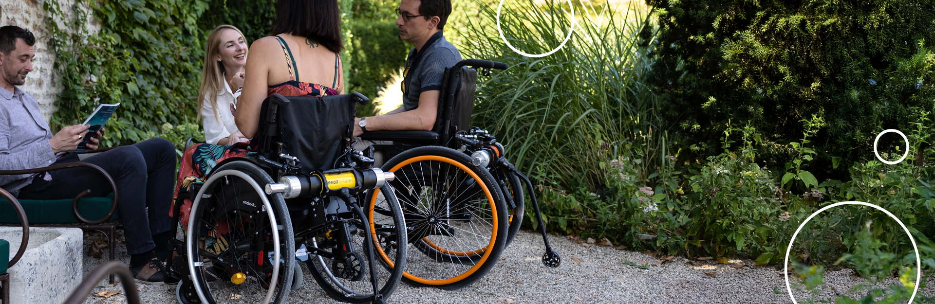 Femme dans un fauteuil roulant avec une motorisation Minotor 2.1 de Benoit Systemes. 