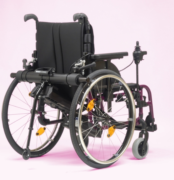 Femme qui se balade dans un parc en fauteuil Benoit systemes 