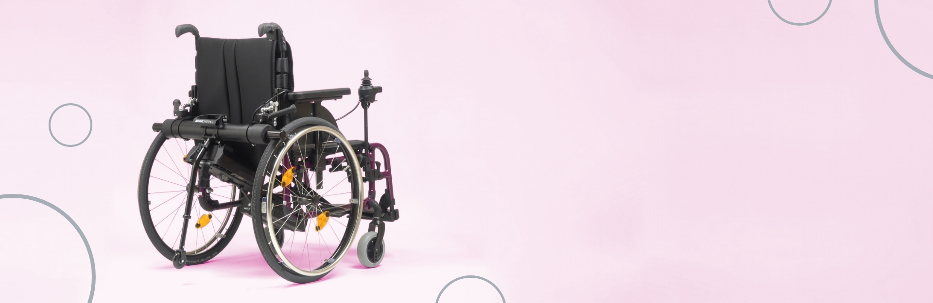  fauteuil roulant électrique sur un fond rose 