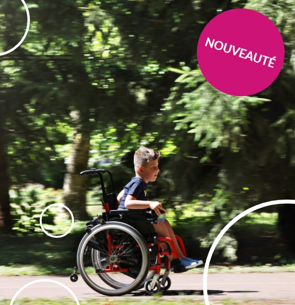 Homme qui se balade en famille dans un fauteuil roulant avec une motorisation Pousseur 2.1 de Benoit Systemes. 