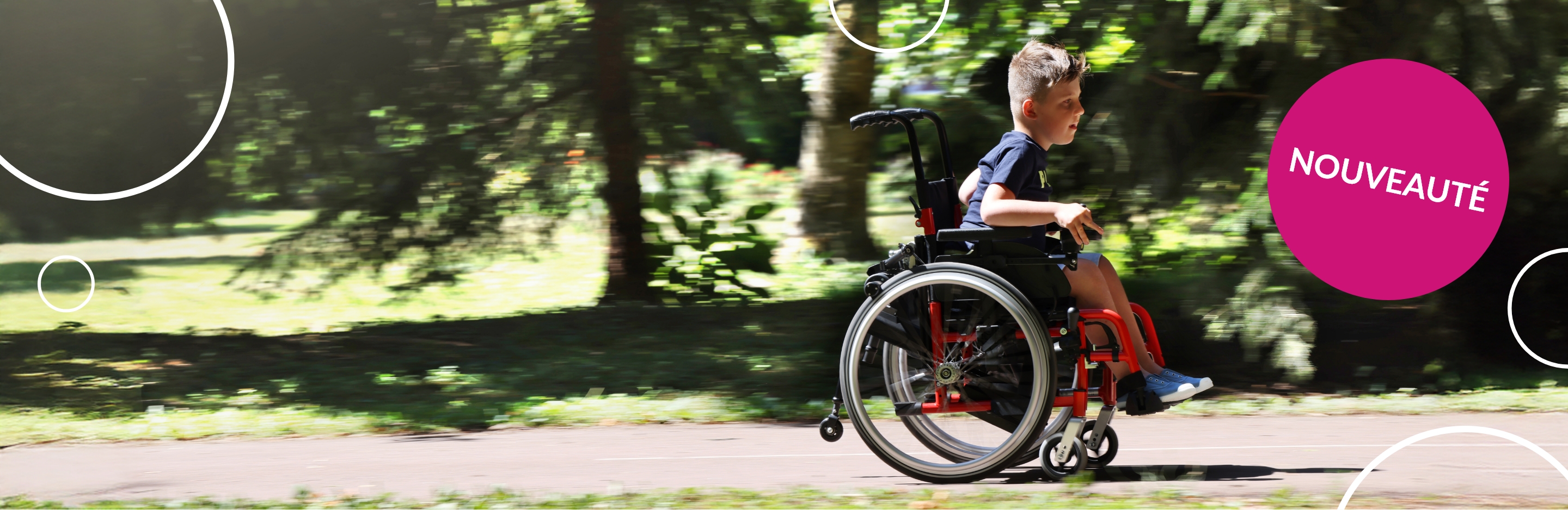 Homme qui se balade en famille dans un fauteuil roulant avec une motorisation Pousseur 2.1 de Benoit Systemes. 