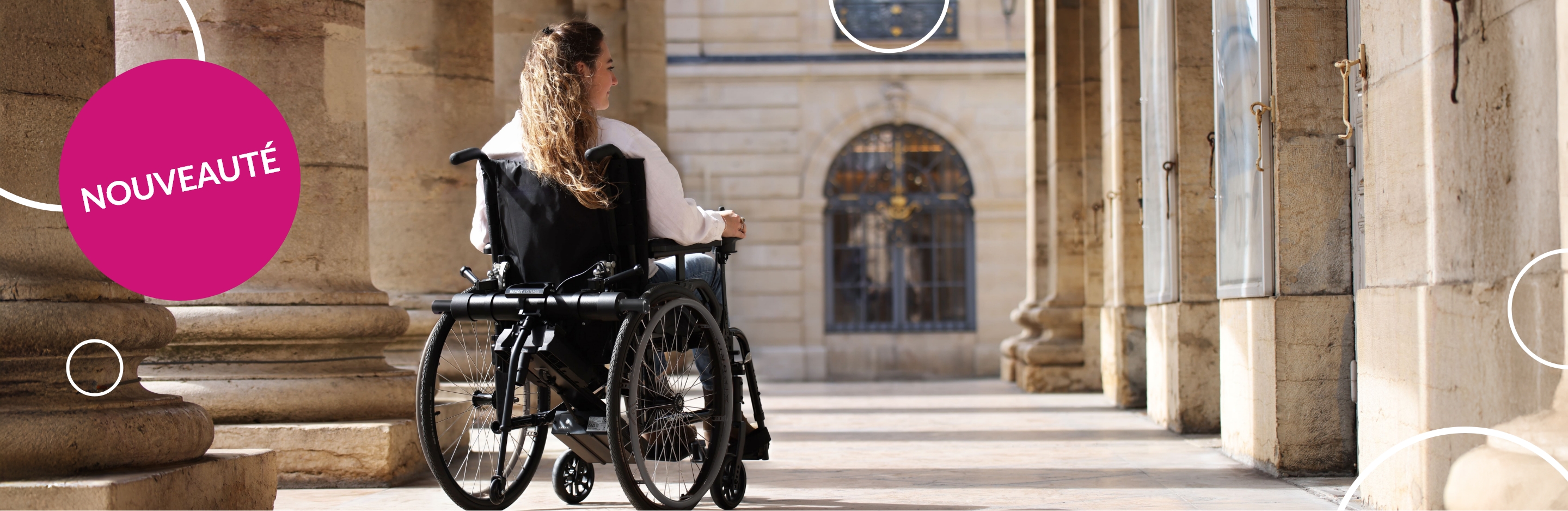 Femme dans un fauteuil roulant avec une motorisation Minotor 2.1 de Benoit Systemes. 