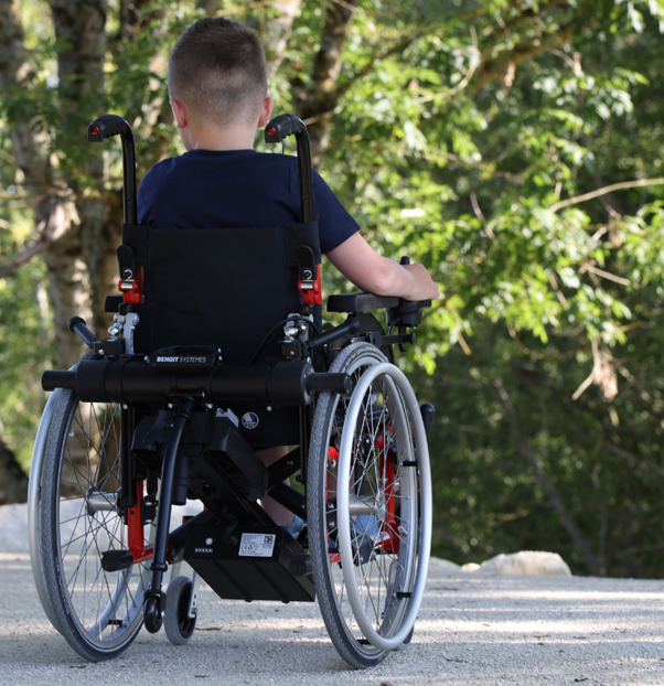  fauteuil roulant électrique sur un fond rose 